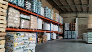 Estanterias almacén xulián Varela ereaEstanterías Xulian Varela Cereais: Distribuidor - cereais (cereales) - pensos (piensos) - trigo - millo (maíz) - cebada-fitosanitarios - comida animais - abonos - sementes (semillas)-  pellets  - reparto. Penso (pienso) mascotas: gatos - can (perros) - can caza.